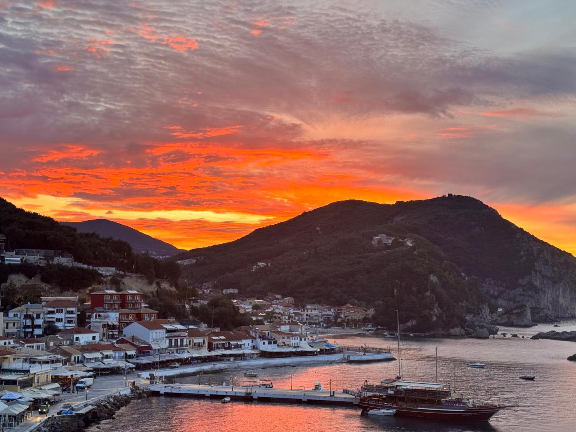 Hotel Sunrise House Parga Esterno foto